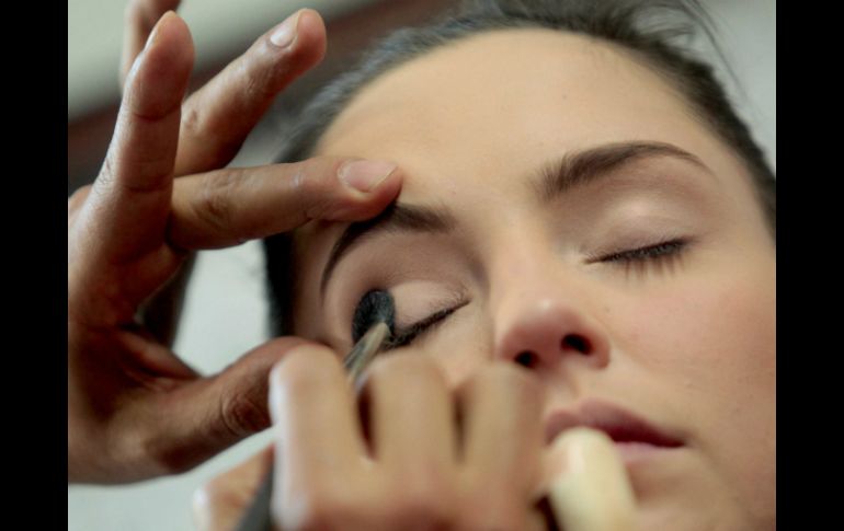 Así como el rubor, el maquillaje para los ojos puede crear un efecto envejecedor si es aplicado en la parte baja de los ojos. EL INFORMADOR / ARCHIVO