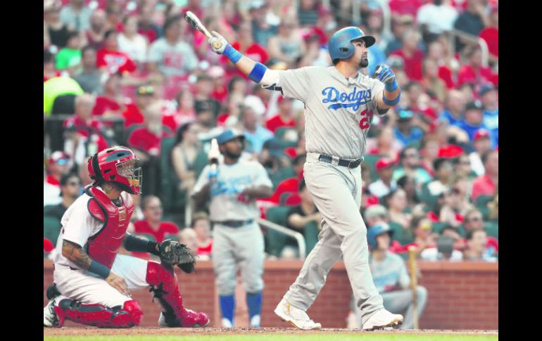 Adrián González conecta la bola en el primer inning del duelo entre Dodgers y Cardenales, para conseguir su quinto grand slam. AP /