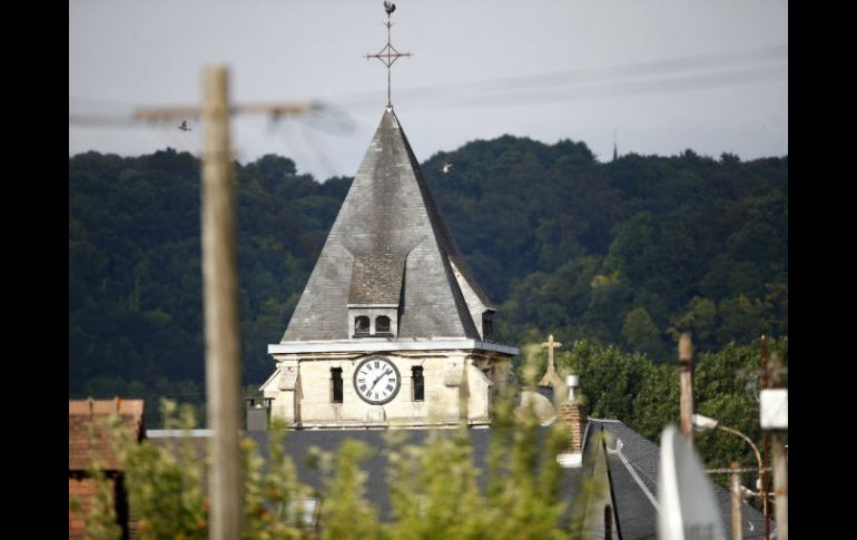 Vista de la iglesia de Saint Etienne du Rouvray, donde se produjo ayer una toma de rehenes. EFE / I. Langsdon