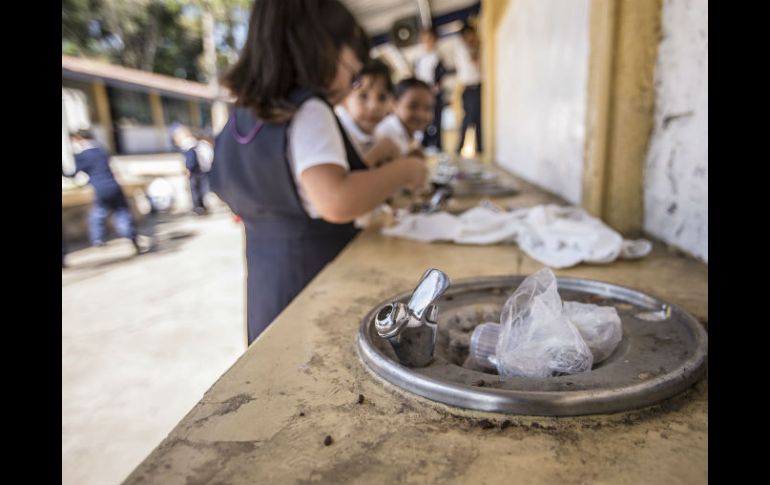 Agua potable gratuita y de calidad en sus planteles educativos. EL INFORMADOR / ARCHIVO