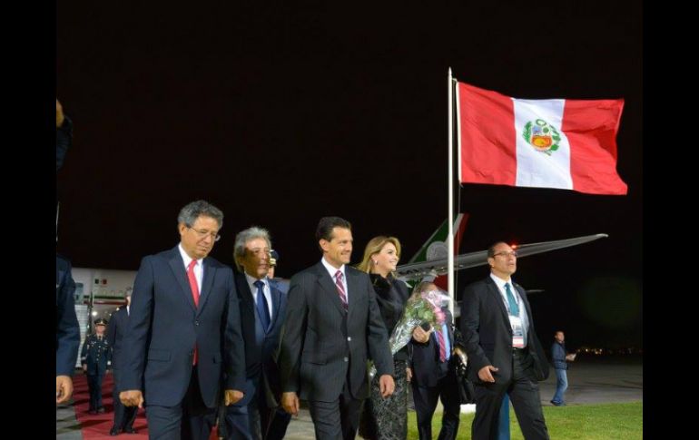 Imagen de la llegada de Peña Nieto a Perú, junto a su esposa Angélica Rivera. TWITTER / @PresidenciaMX