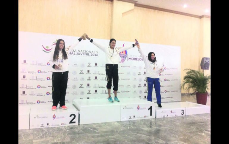 Premiación. Sofía Peinado (2) y Mariana Sánchez (1) subieron al podio en la modalidad de arco compuesto. ESPECIAL / CODE JALISCO
