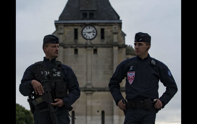Policías vigilan los alrededores de la iglesia de Saint-Etienne-du-Rouvray. EFE / I. Langsdon