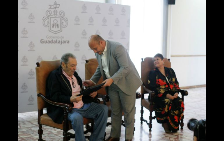 Enrique Alfaro Ramírez entregó un reconocimiento a Alberto Cortez y fue nombrado visitante distinguido de la Perla tapatía. EL INFORMADOR / A. Hinojosa
