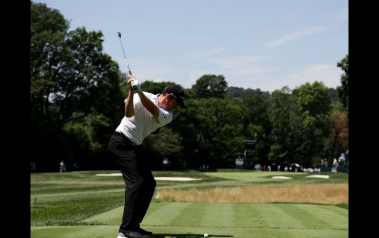 El estadounidense Jimmy Walker realiza un tiro en el hoyo 9 del Baltusrol Golf Club. AFP / S. Lecka