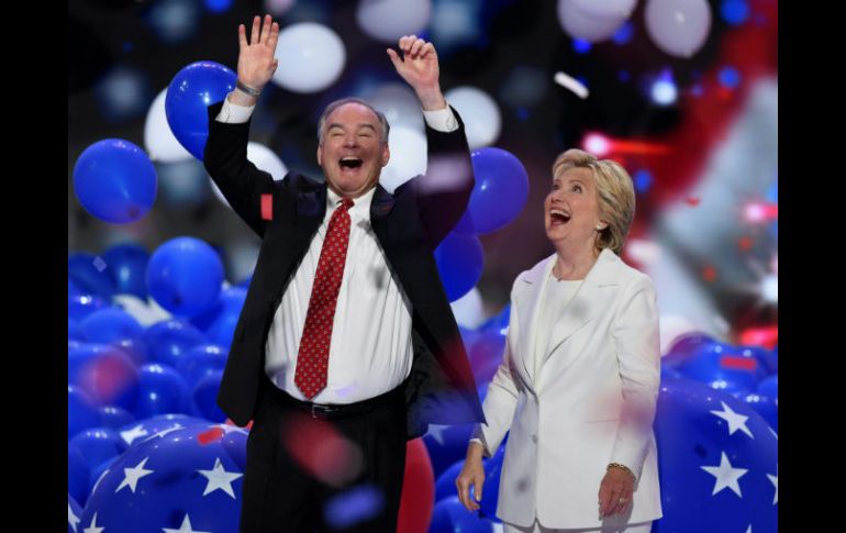 Entre banderas y aplausos, Kaine y Clinton celebran su convención en Filadelfia. AFP / S. Loeb