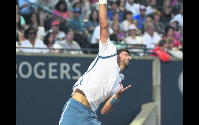 Novak Djokovic, número uno mundial, ejecuta un saque en su victoria de ayer ante Gael Monfils en el ATP Masters 1000 de Toronto. AP /