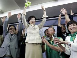 Durante su campaña, Koike vestía de verde para simbolizar su frescura. AP / K. ota