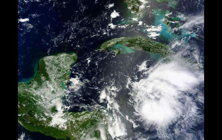 La tormenta tropical 'Earl' presenta vientos sostenidos de 85 kilómetros por hora. AFP / NASA