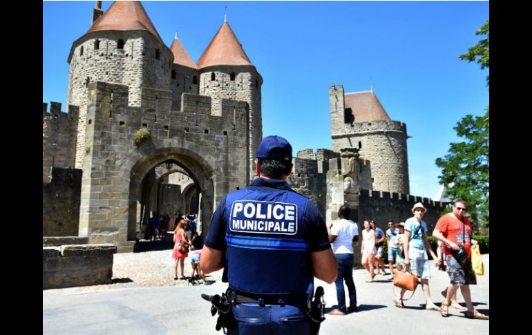 Policías custodian los monumentos y lugares más emblemáticos del país, algo que inhibe a los turistas. AFP / R. Gabalda