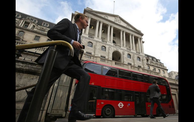 La baja en las tasas de interés es la primera que adopta el Banco de Inglaterra desde que las rebajó en marzo de 2009. AFP / ARCHIVO