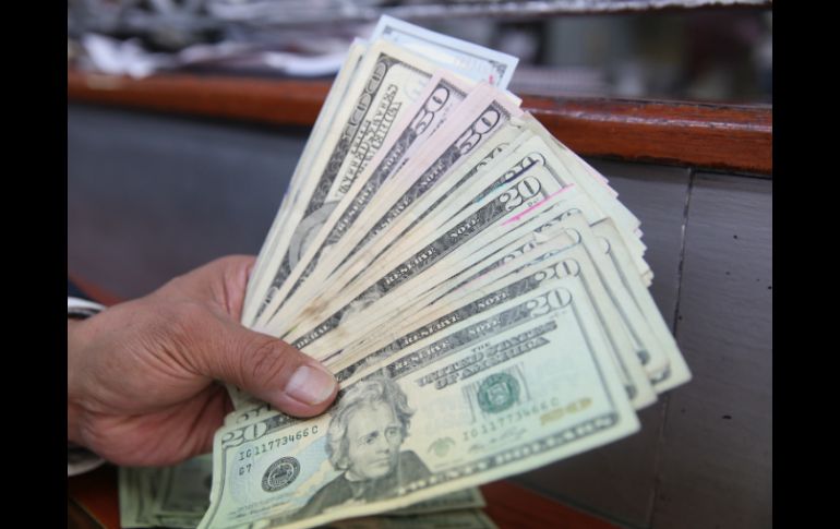El tipo de cambio para solventar obligaciones denominadas en moneda extranjera pagaderas en el país se ubica en 18.8612 pesos. EL INFORMADOR / ARCHIVO
