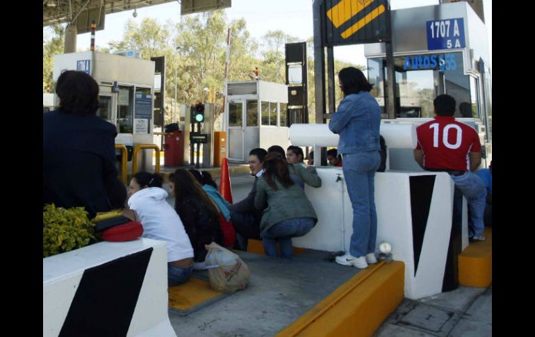 Los manifestantes permiten el tránsito en la zona y piden a los automovilistas cooperaciones económicas. SUN / ARCHIVO