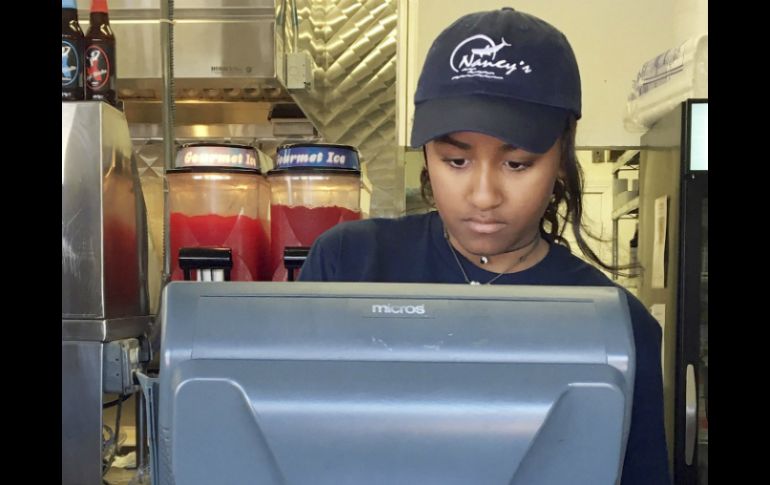 Sasha Obama ha tratado de pasar desapercibida, con la gorra del restaurante bien calada e identificándose con su nombre completo. AP / C. Evans