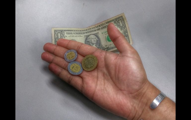 El tipo de cambio para solventar obligaciones denominadas en moneda extranjera pagaderas en el país es de 18.8691 pesos. EL INFORMADOR / ARCHIVO