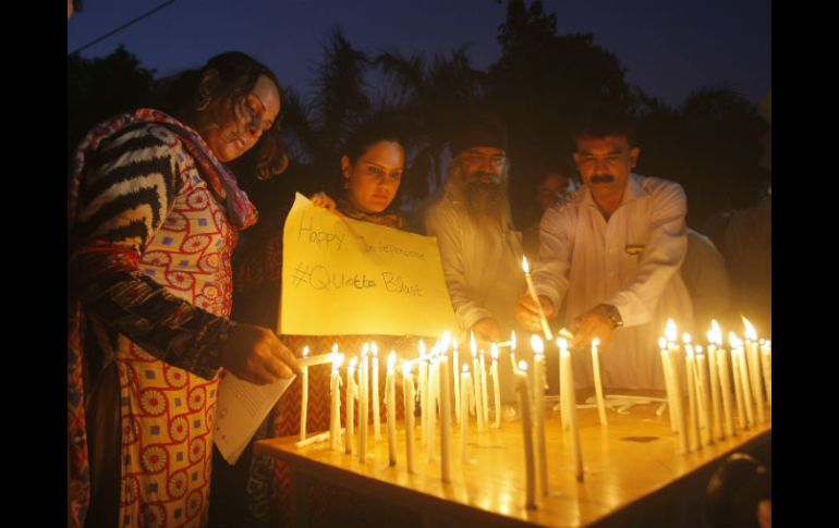 Varios pobladores participaron en una vigilia en la que se encendieron velas para conmemorar a los fallecidos. AP / M. Sajjad