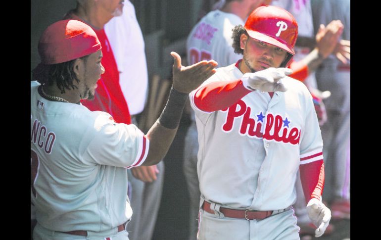 Freddy Galvis es felicitado por sus compañeros de equipo tras conectar su cuadrangular en el duelo de ayer ante los Dodgers. AP / K. Kuo