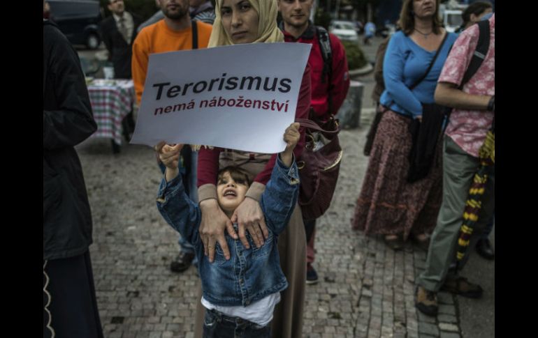 Musulmanes en la República Checa salieron a manifestarse con consignas como 'El terrorismo no tiene religión' y 'No en mi nombre'. EFE / F. Singer