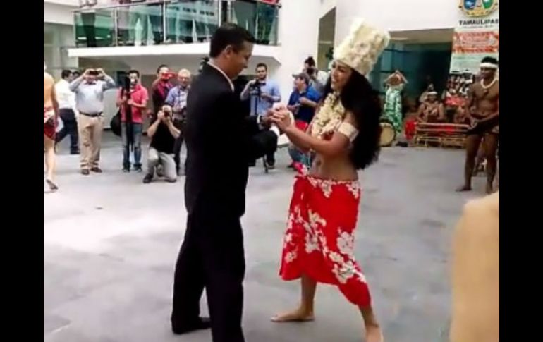 En uno de los videos se observa al legislador Ramiro Ramos bailando junto a una joven extranjera. FACEBOOK / GUARA GUARA La Cuchara