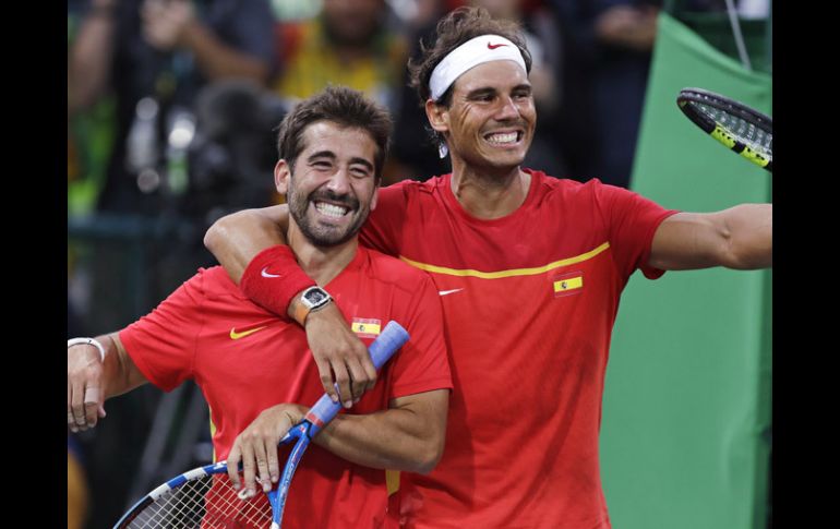 Marc López y Rafael Nadal festejan al pasar a la final ante Rumania en los dobles masculinos de Río 2016. AP / C.Krupa