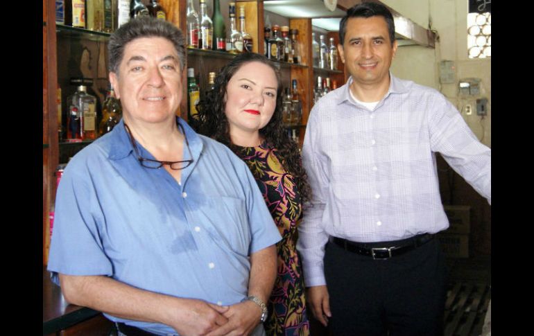 José Luis Rodríguez, dueño de Molachos, y Berenice Gutiérrez y Martín Almádez, de la Dirección de Turismo. ESPECIAL / Gobierno de Guadalajara