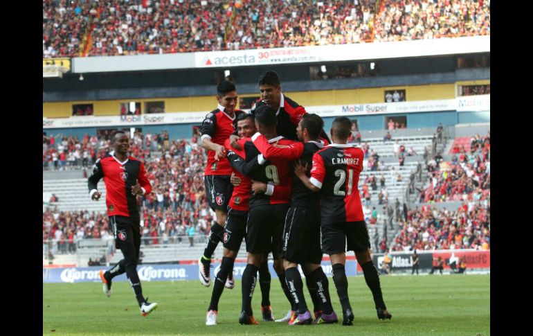 Los Zorros festejan uno de los tres goles que le metieron a Puebla. EL INFORMADOR / M. Vargas