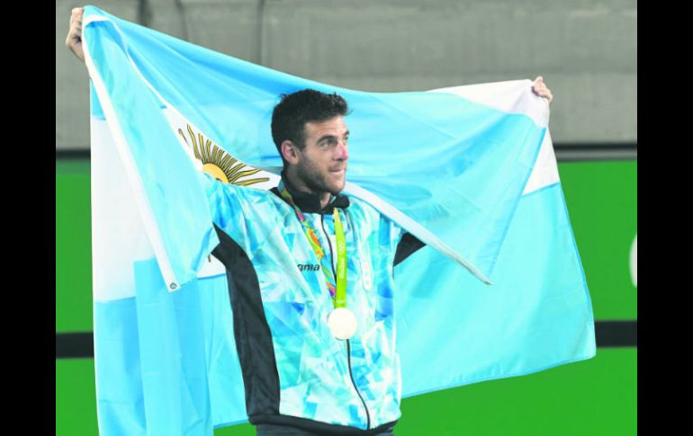 Juan Martín del Potro porta una bandera de Argentina y su medalla de plata al pecho en el podio del tenis individual varonil. AFP / l. Acosta