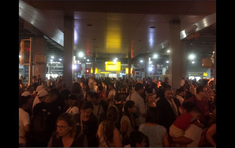 La Policía de Nueva York acudió a la terminal para realizar labores de apoyo e investigar el incidente. TWITTER / Chris Hummel