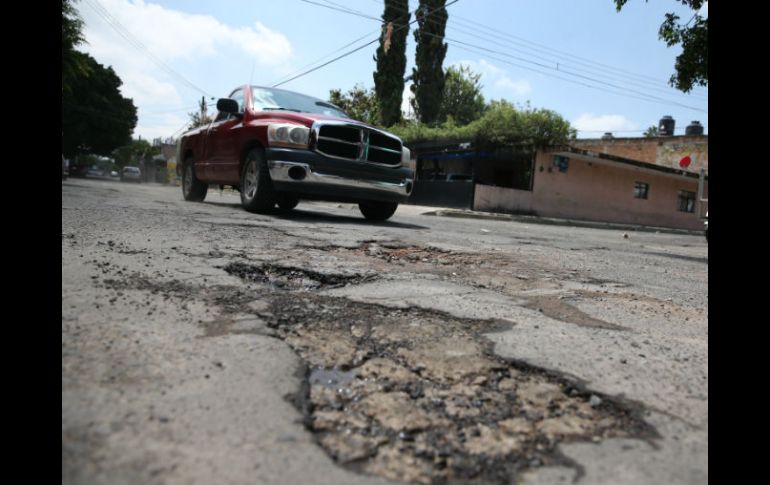 El mal estado de las calles provoca llantas ponchadas y daños en los rines. EL INFORMADOR / R. Tamayo