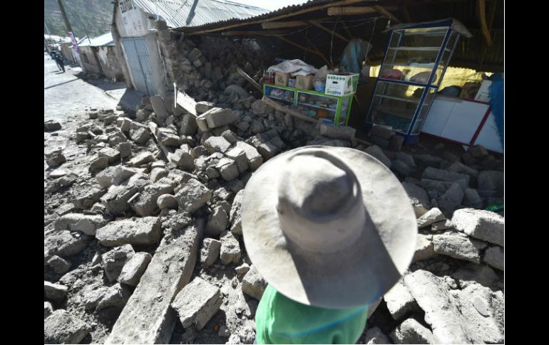Una mujer observa el daño que el sismo de 5.3 grados dejó en su casa. AFP / J. Sotomayor