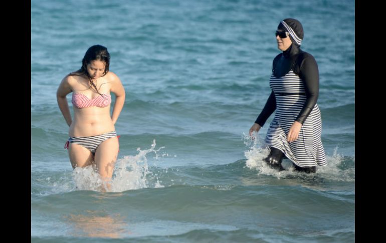 El bañador islámico cubre la mayor parte del cuerpo femenino, incluida la cabeza, excepto la cara, las manos y los pies. AFP / F. Belaid