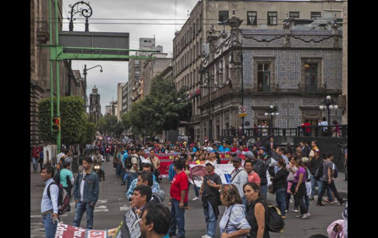 Los profesores marcharon desde el Zócalo capitalino y siguieron por otras avenidas importantes de la capital. SUN / C. Rogel