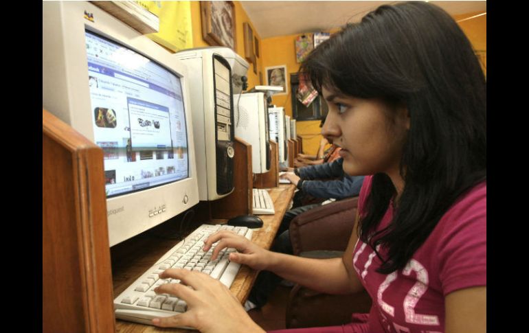 Los jóvenes prefieren pasar más tiempo interactuando en páginas como Facebook. EL INFORMADOR / ARCHIVO