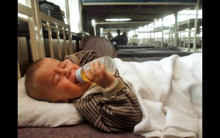 Si tu bebé llora más de 15 minutos, regresa a su habitación, trata de consolarlo, pero no lo levantes. AFP / ARCHIVO