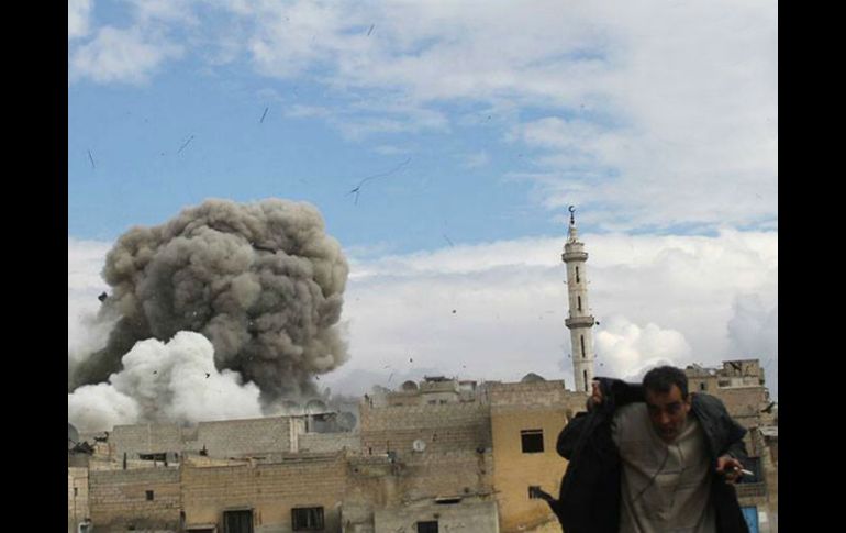 Un sujeto corre a refugiarse en medio de un ataque aéreo en Alepo. AP / Aleppo Media Center