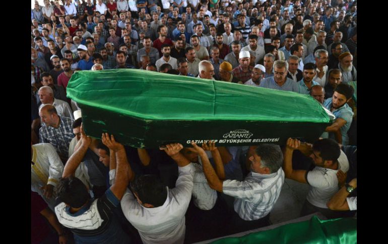 Cientos de personas participan en los funerales de las víctimas. AFP / I. Akengin