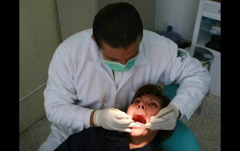 Mediante una breve consulta con el dentista es posible detectar problemas crónico-degenerativos. EL INFORMADOR / ARCHIVO