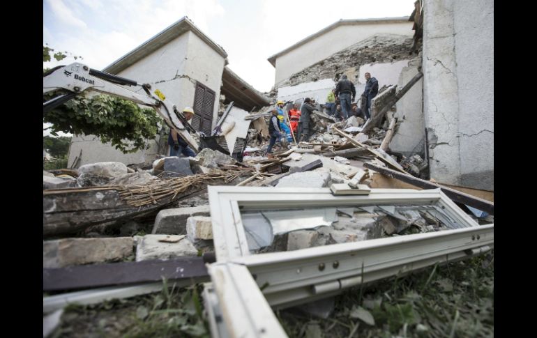 En Italia, al menos 120 personas murieron y 368 resultaron heridas tras el terremoto que golpeó en la madrugada el centro del país. EFE / A. Carconi