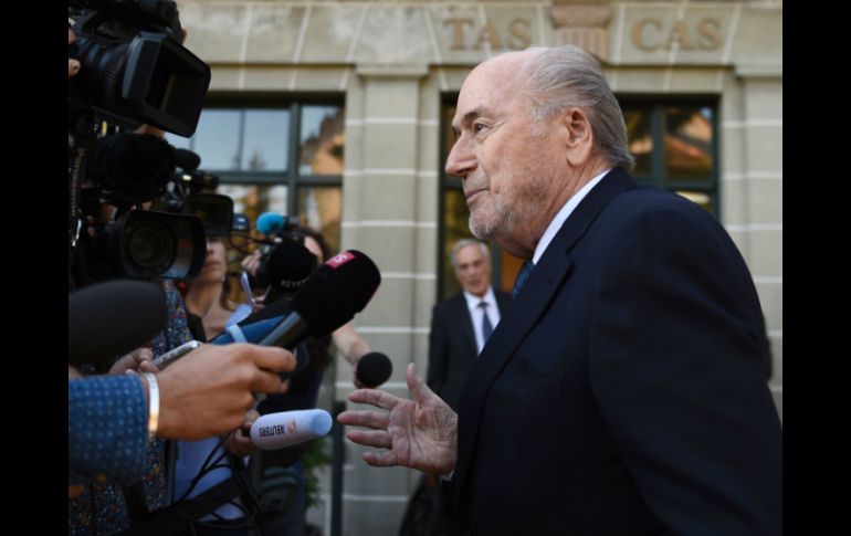 Blatter fue sancionado en 2015 con una pena de ocho años de suspensión por un sospechoso pago de 1.8 MDE a Michel Platini. AFP / A. Grosclaude