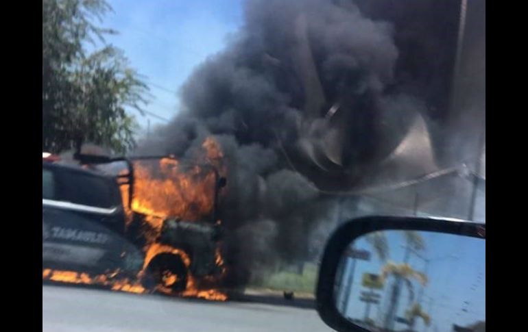 En el ataque los agresores impactaron el tanque de gasolina de la patrulla 032, lo que provocó que se incendiara. TWITTER / @HI_REYNOSA