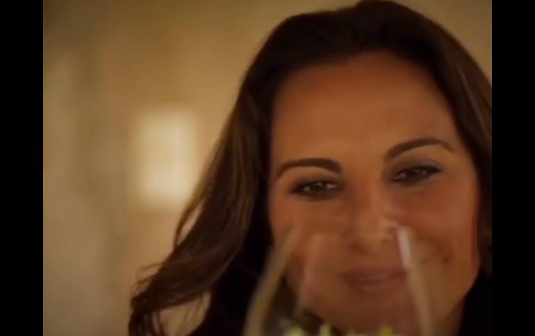 Kate del Castillo aparece al final del video observando una copa con el tequila. INSTAGRAM / katedelcastillo