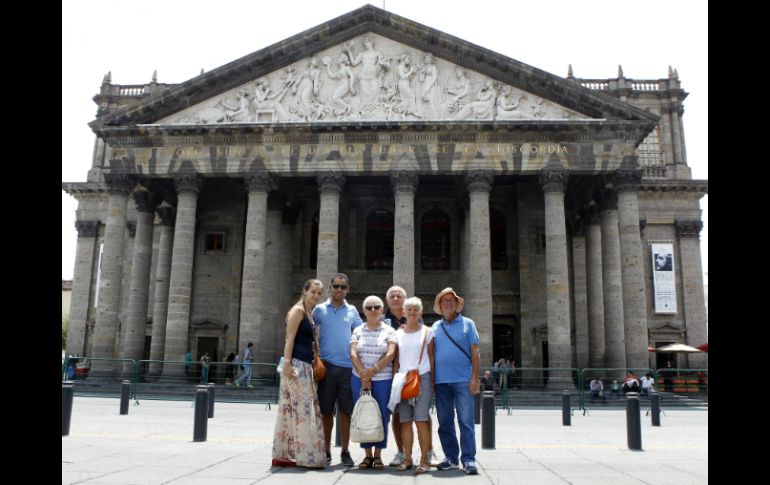 Los turistas prefieren zonas del Centro Histórico, así como visitar el patrimonio cultural de la ciudad, como el Teatro Degollado. EL INFORMADOR / ARCHIVO