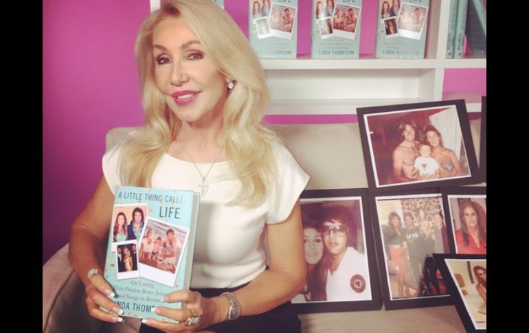 Linda Thompson promociona su libro titulado 'A Little Thing Called Life: On Loving Elvis Presley, Bruce Jenner, and Songs in Between'. INSTAGRAM / ltlindathompson