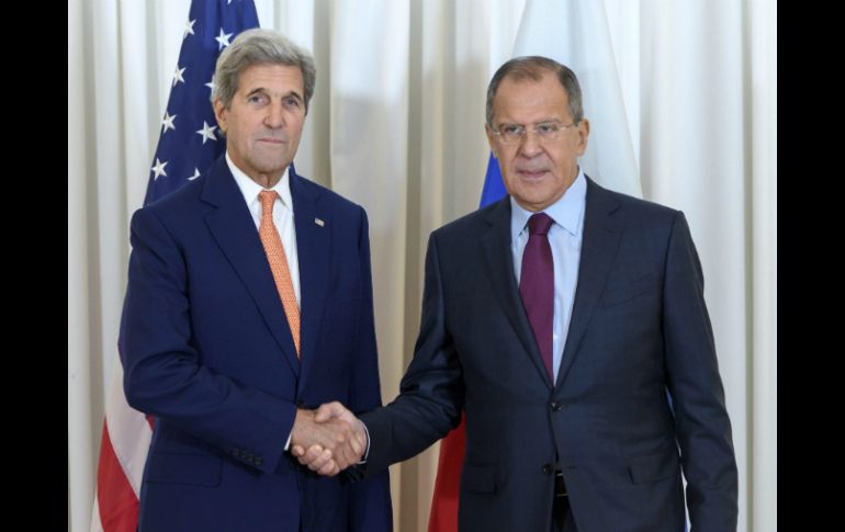 John Kerry (izq) y el ministro ruso de Relaciones Exteriores Sergey Lavrov (der) se reunieron en Ginebra. EFE / M. Trezzini
