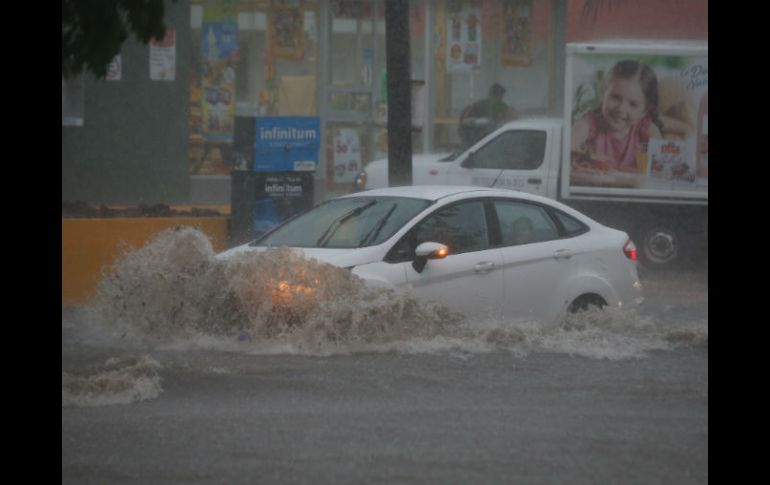 Recomiendan tomar precauciones al salir de casa y circular con ciudado en zonas inundadas. EL INFORMADOR / R. Tamayo