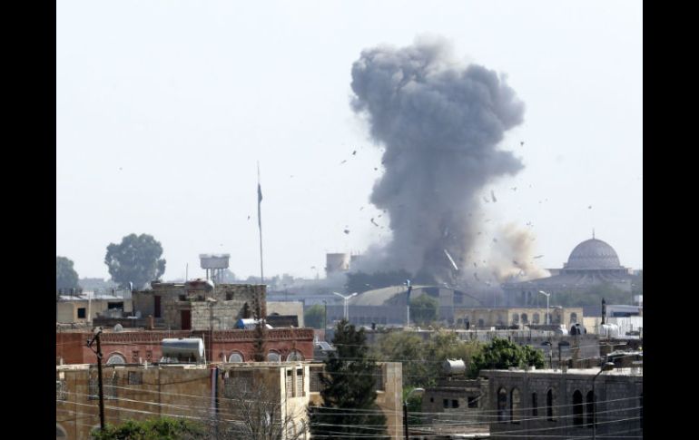 El humo se eleva por encima de la ciudad después de que un ataque aéreo saudí dañase una base militar de los hutíes. EFE / Y. Arhab
