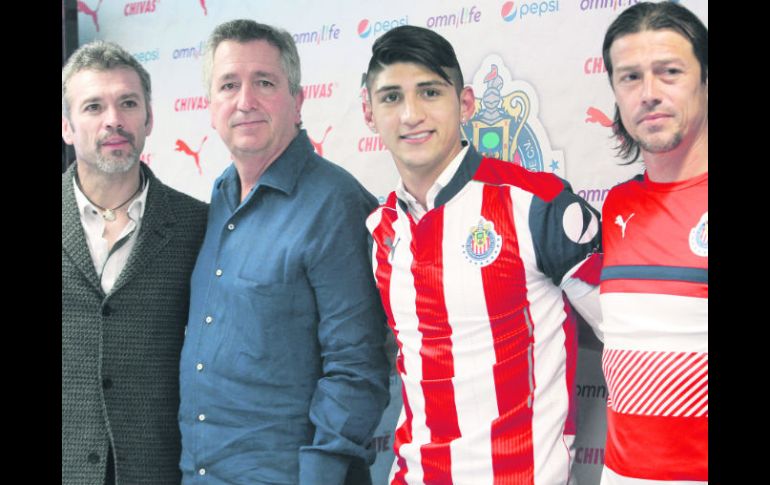 Todos contentos. Alan Pulido posa con la playera de Chivas, flanqueado por Jorge Vergara y Matías Almeyda. EL INFORMADOR / M. Vargas