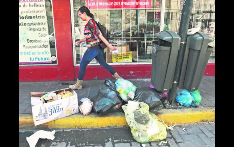 Desechos. Basura en Pedro Loza y Reforma; para denunciar acumulación de desperdicios se puede hacer al teléfono 070. EL INFORMADOR / A. García