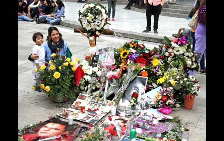 A las afueras del Palacio de Bellas Artes, fanáticos colocaron flores, veladoras e imágenes de Juan Gabriel. NTX / J. González