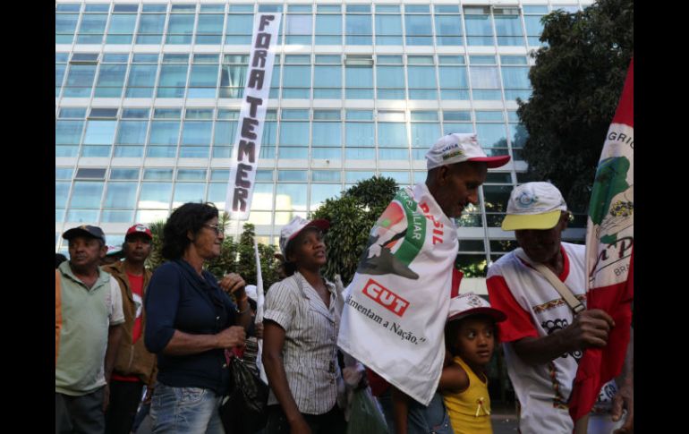 Campesinos mostraron su desacuerdo por la reforma de jubilación afuera del Ministerio de Planificación. AP / E. Peres